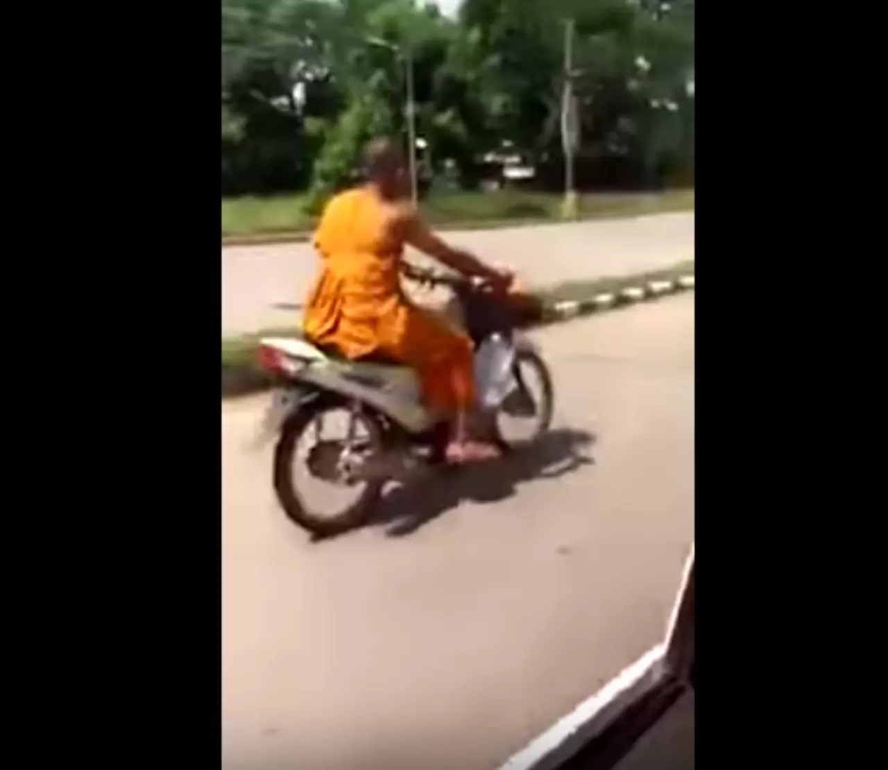 พระไทยยุคใหม่! บิดมอเตอร์ไซค์ ควบเก๋ง ปั่นซาเล้ง ผิดหรือไม่?