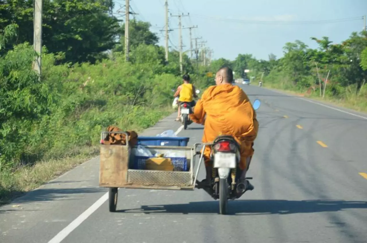 พระไทยยุคใหม่! บิดมอเตอร์ไซค์ ควบเก๋ง ปั่นซาเล้ง ผิดหรือไม่?