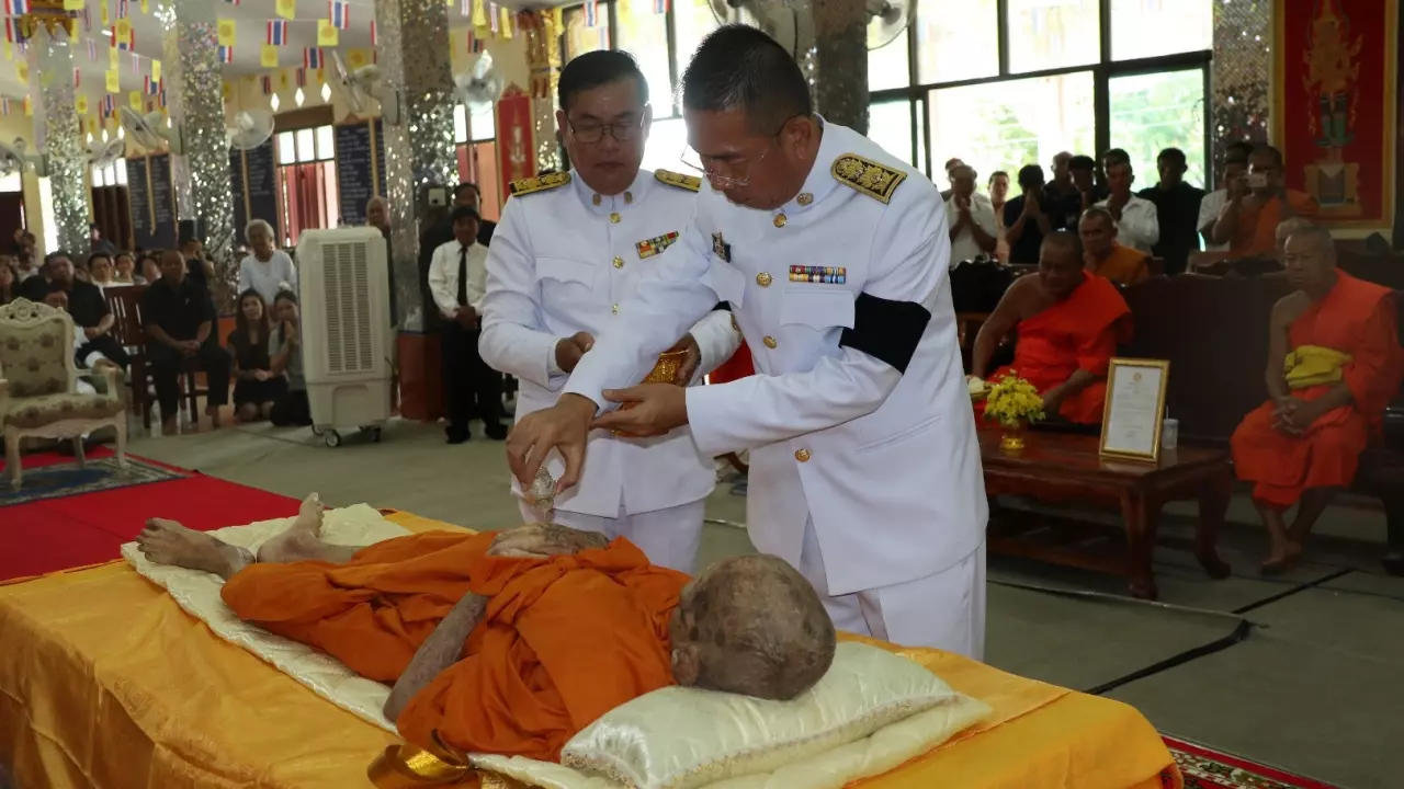 สิ้นเกจิดัง! 'หลวงปู่หนู' เทพเจ้าแห่งเขาขลุง ด้วยโรคชรา สิริอายุ 98 ปี