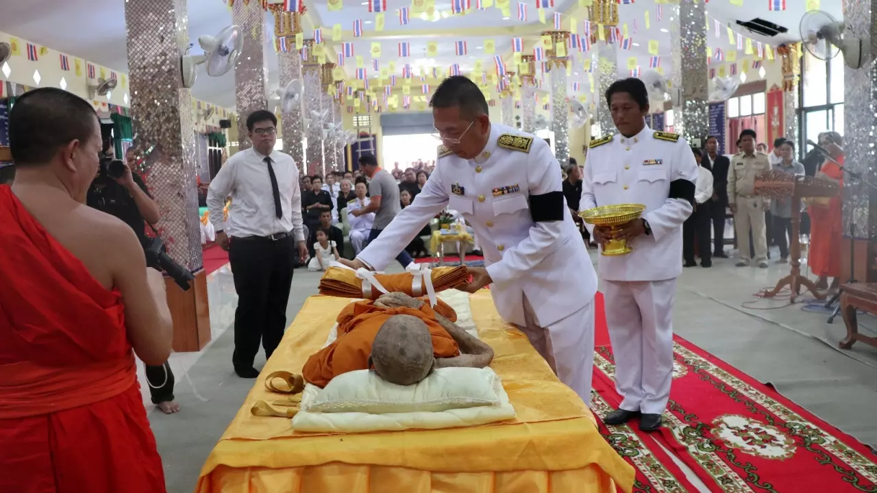 สิ้นเกจิดัง! 'หลวงปู่หนู' เทพเจ้าแห่งเขาขลุง ด้วยโรคชรา สิริอายุ 98 ปี