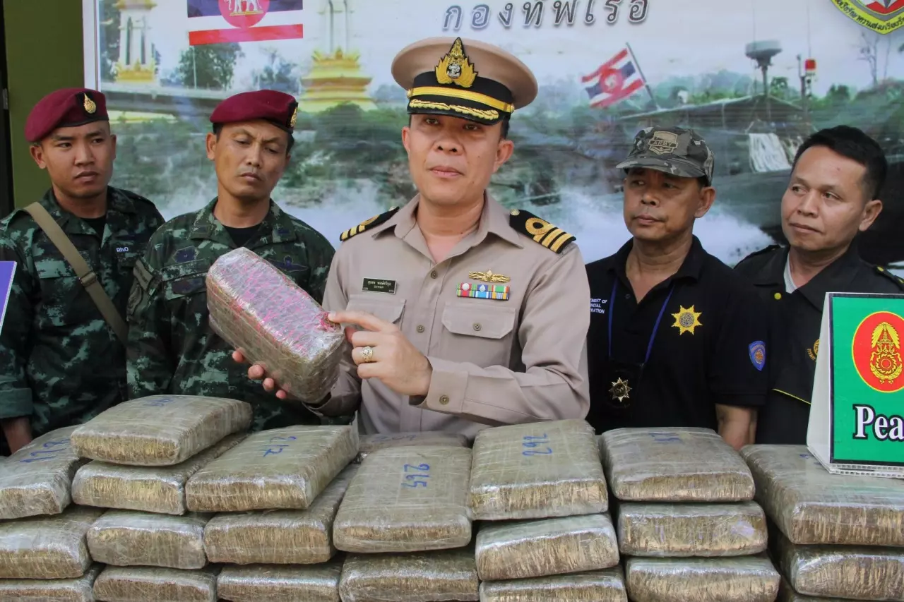 ตรวจยึดกัญชาเกือบ 400 โล ถูกลอบขนผ่านน้ำโขง คนร้ายอาศัยความมืดหนีรอด
