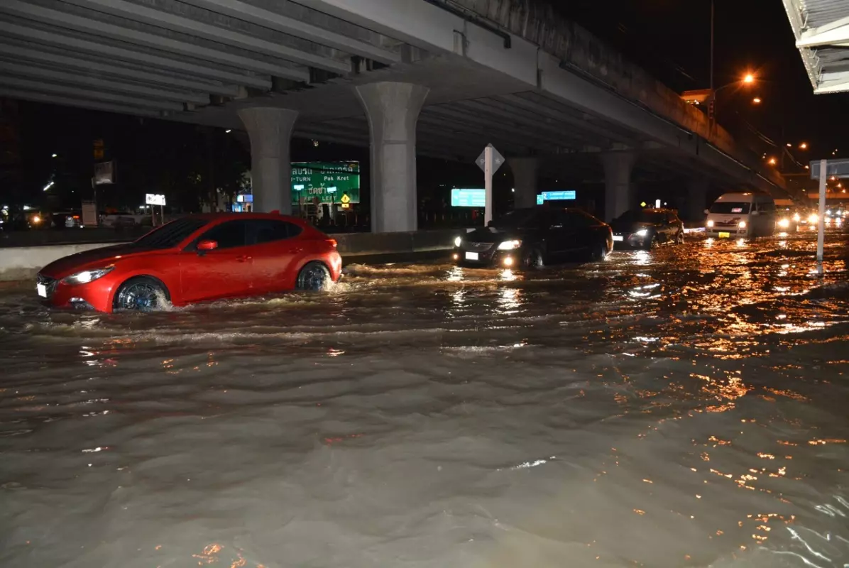 แจ้งวัฒนะ จมบาดาลซ้ำซาก ฝนถล่มนานกว่า 1 ชม. รถจอดเสียเพียบ