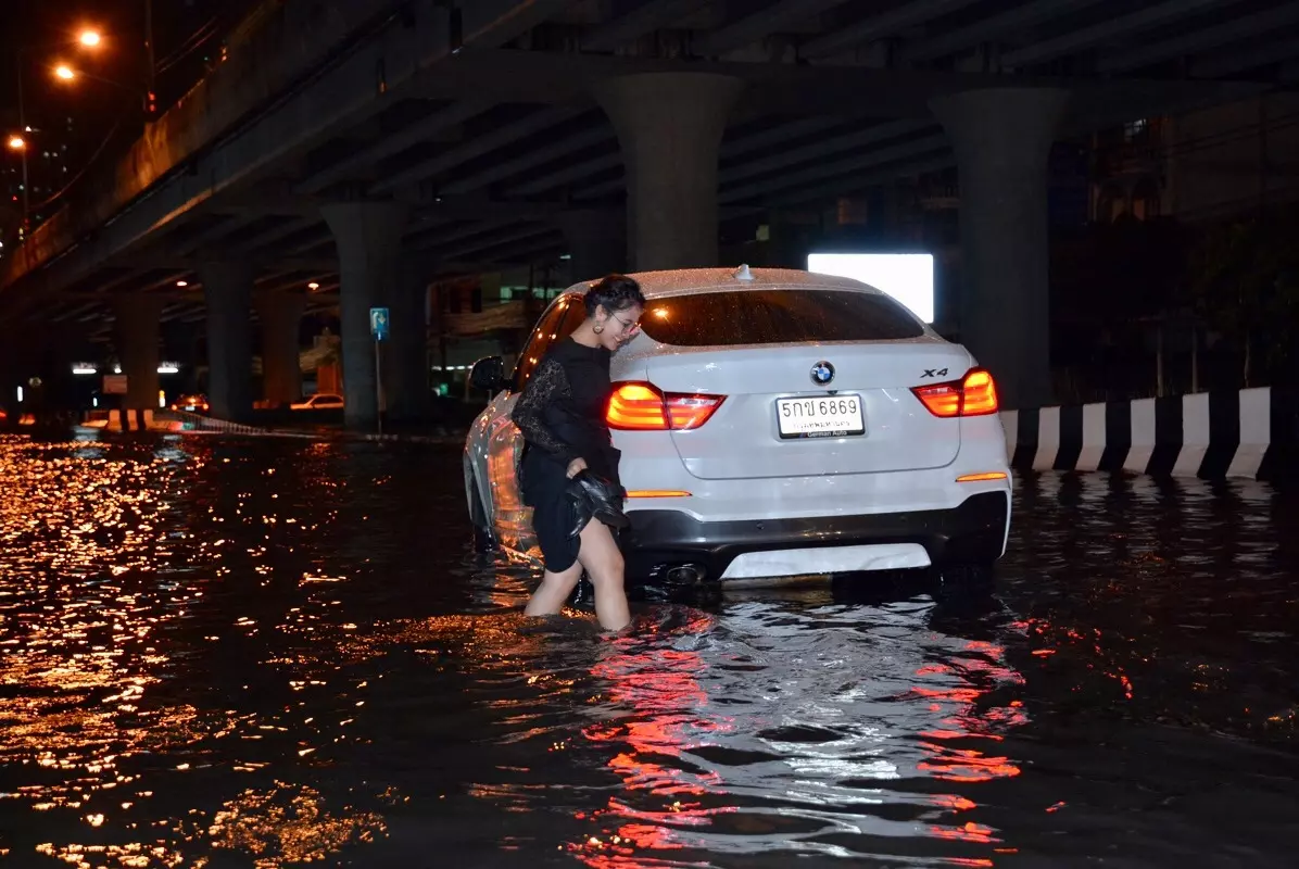 แจ้งวัฒนะ จมบาดาลซ้ำซาก ฝนถล่มนานกว่า 1 ชม. รถจอดเสียเพียบ