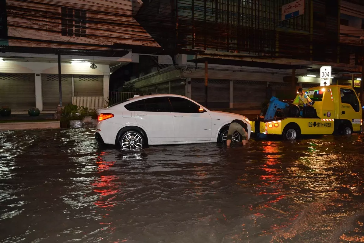 แจ้งวัฒนะ จมบาดาลซ้ำซาก ฝนถล่มนานกว่า 1 ชม. รถจอดเสียเพียบ