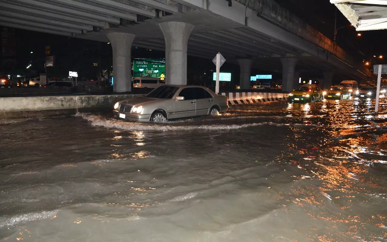 แจ้งวัฒนะ จมบาดาลซ้ำซาก ฝนถล่มนานกว่า 1 ชม. รถจอดเสียเพียบ