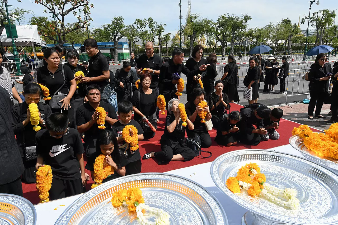 ปีติปลาบปลื้ม ริ้วขบวนพระเทพ-หัวใจพสกนิกรกราบพื้นถนน น้ำตาไหลนอง