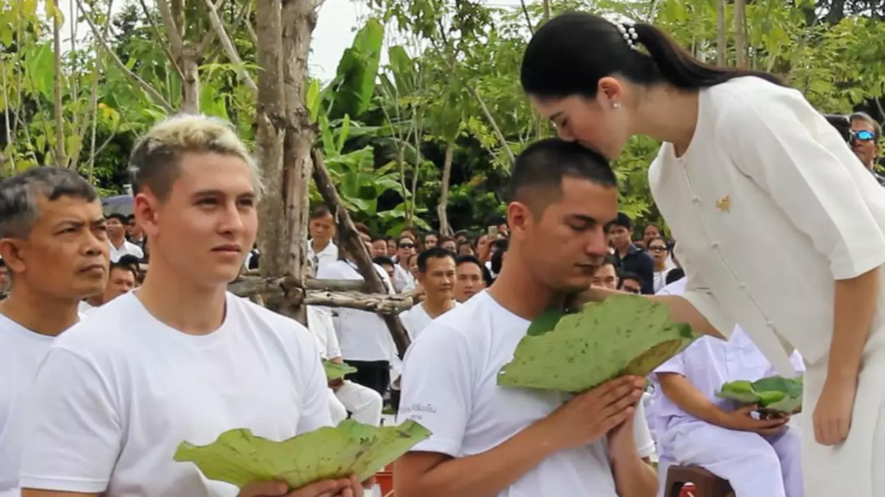 ปีติปลาบปลื้ม ริ้วขบวนพระเทพ-หัวใจพสกนิกรกราบพื้นถนน น้ำตาไหลนอง