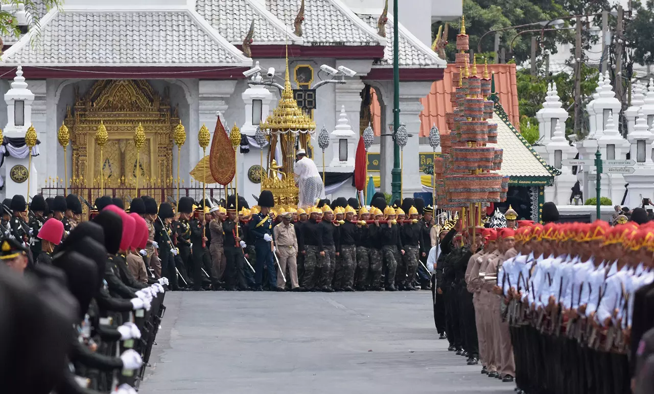 ปีติปลาบปลื้ม ริ้วขบวนพระเทพ-หัวใจพสกนิกรกราบพื้นถนน น้ำตาไหลนอง