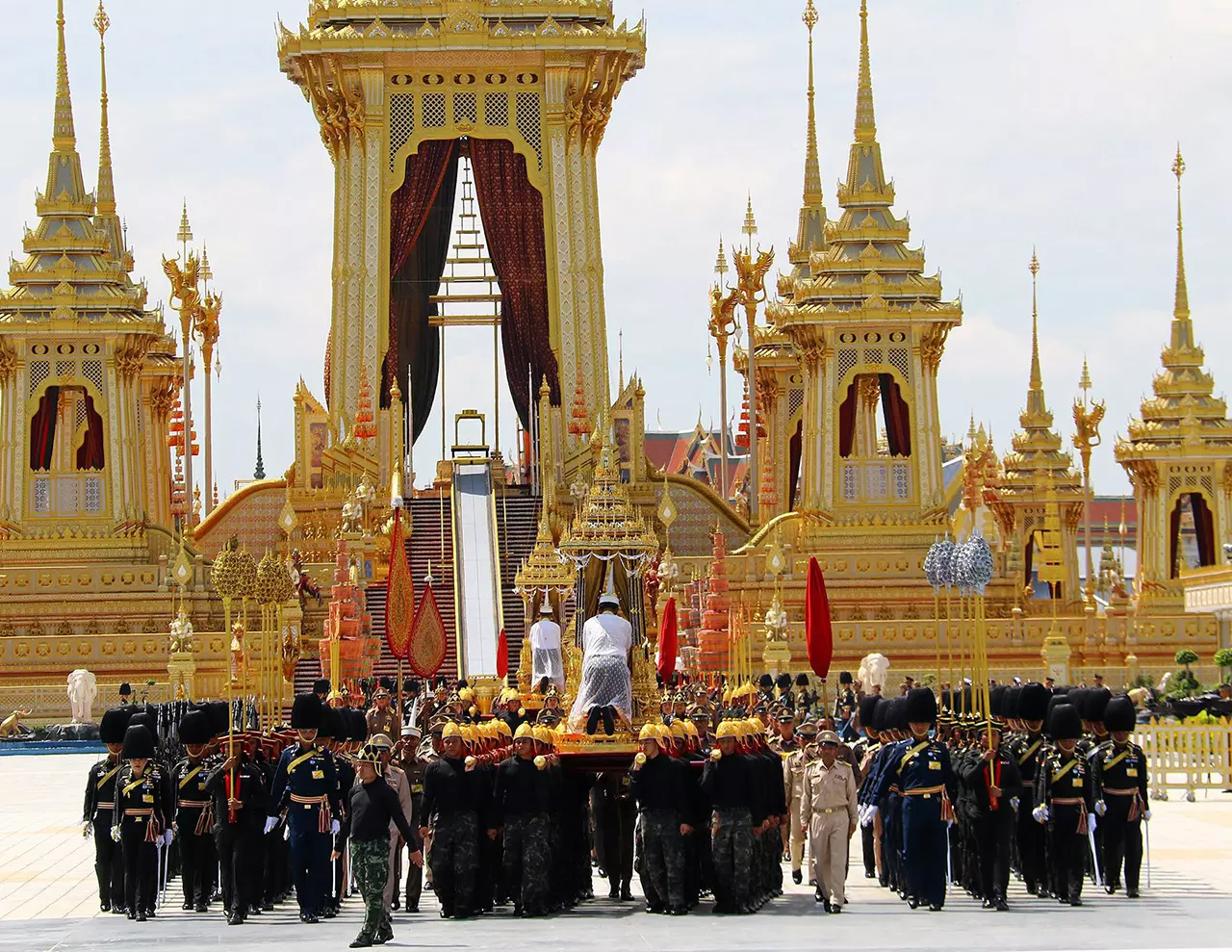 ปีติปลาบปลื้ม ริ้วขบวนพระเทพ-หัวใจพสกนิกรกราบพื้นถนน น้ำตาไหลนอง