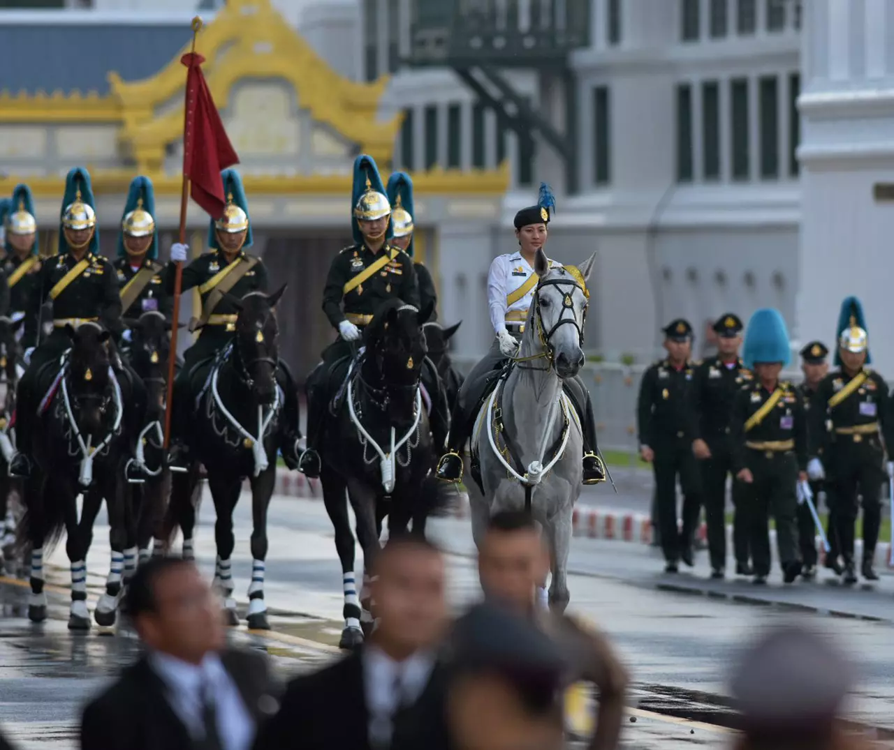 ปีติปลาบปลื้ม ริ้วขบวนพระเทพ-หัวใจพสกนิกรกราบพื้นถนน น้ำตาไหลนอง