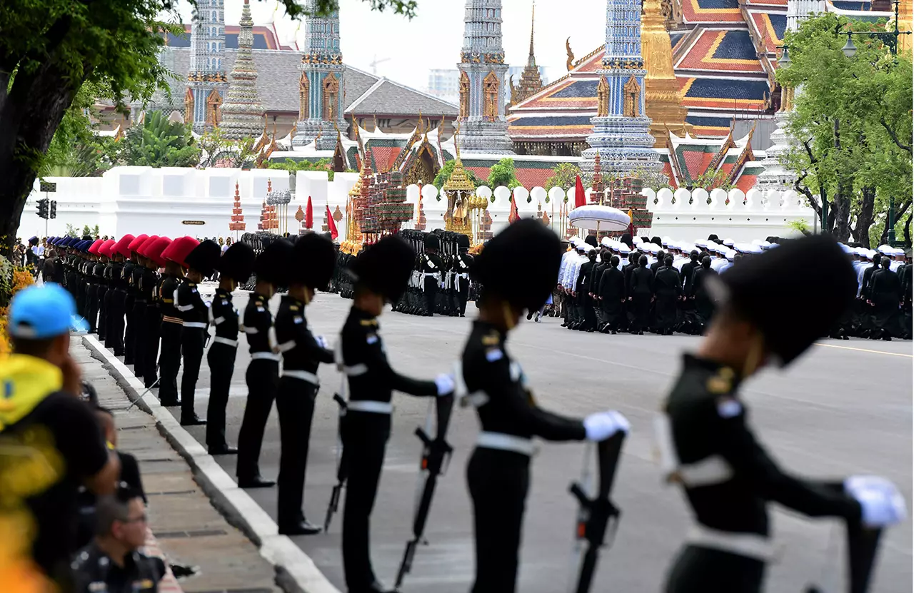ปีติปลาบปลื้ม ริ้วขบวนพระเทพ-หัวใจพสกนิกรกราบพื้นถนน น้ำตาไหลนอง