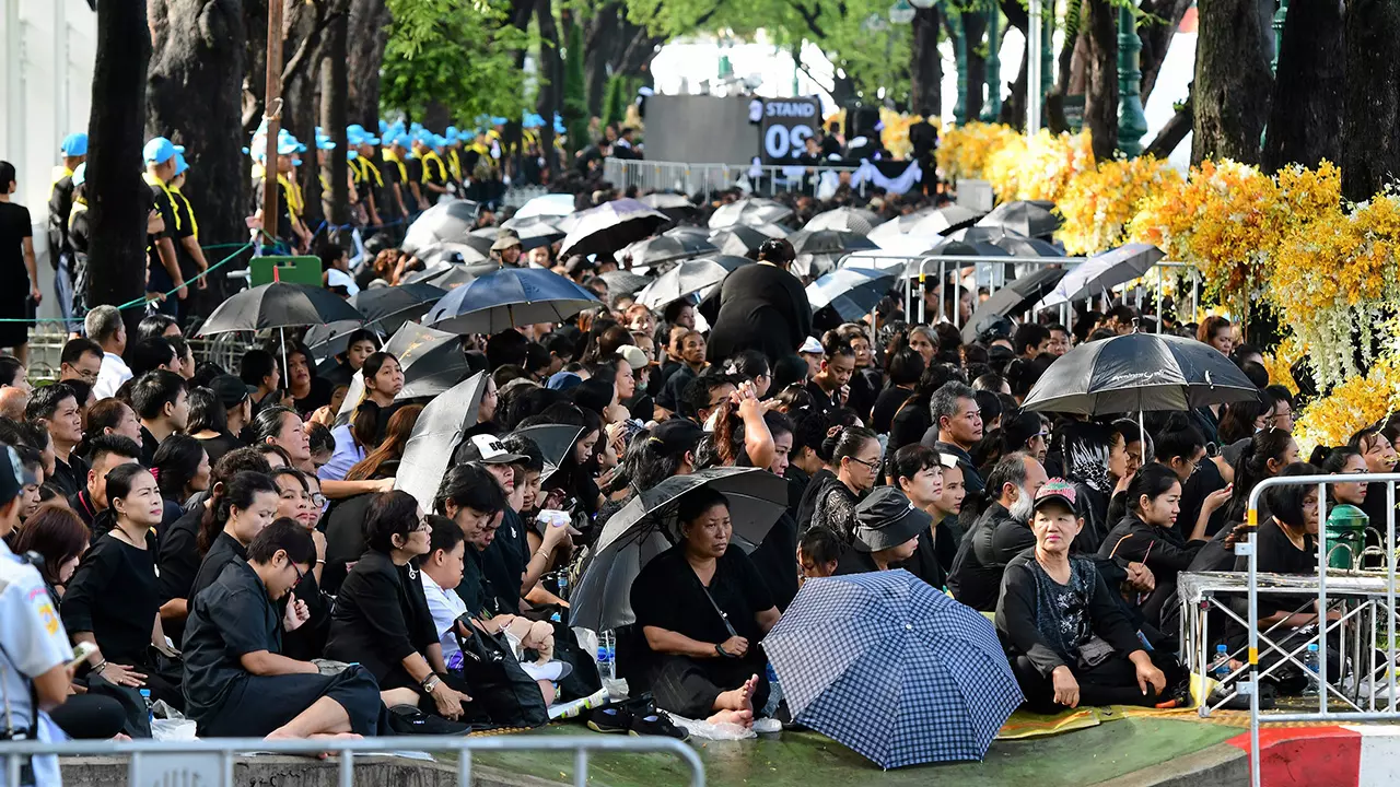 ปีติปลาบปลื้ม ริ้วขบวนพระเทพ-หัวใจพสกนิกรกราบพื้นถนน น้ำตาไหลนอง