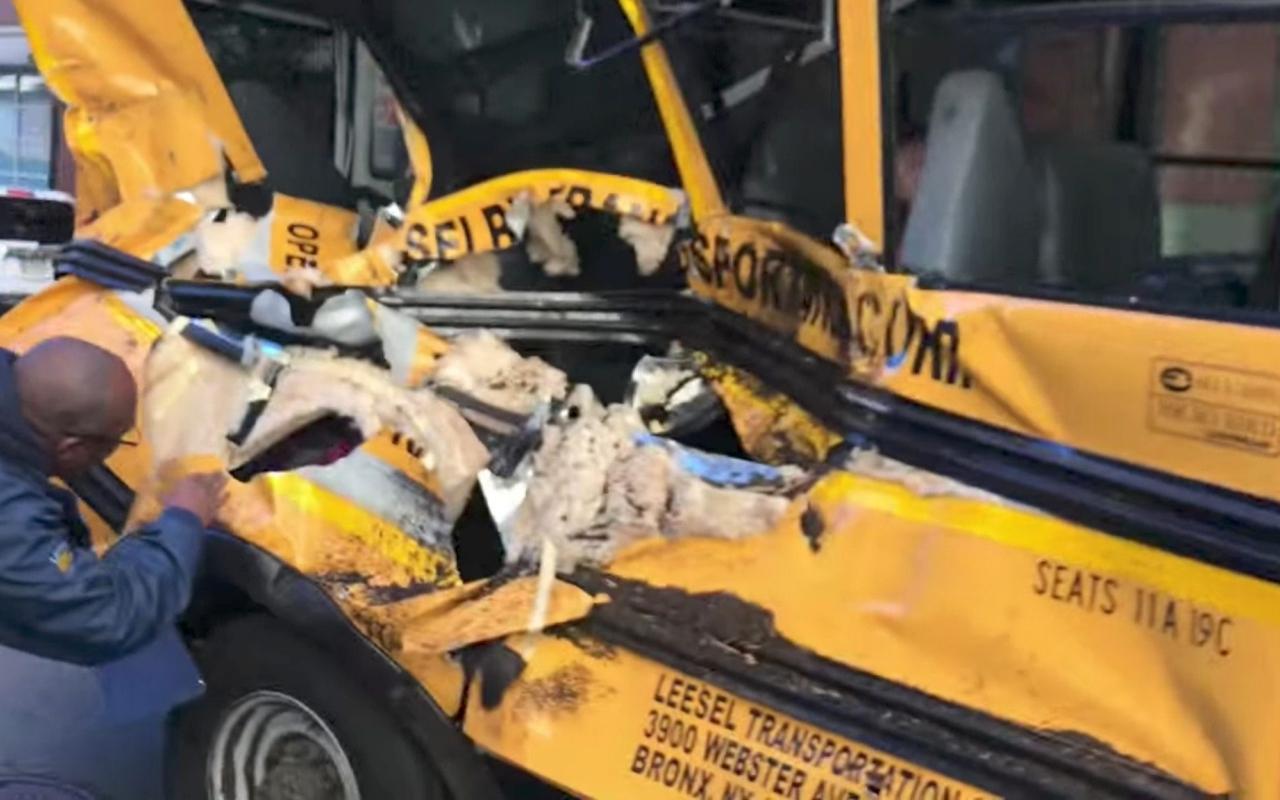 รถบัสนักเรียนโดนรถบรรทุกคนร้ายพุ่งชนด้านข้าง