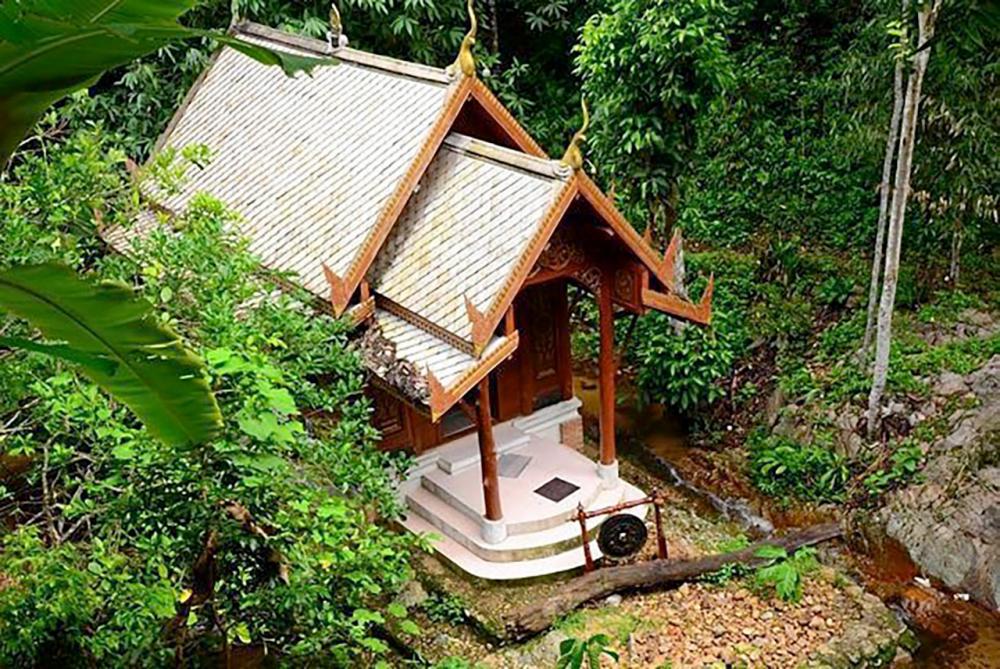 อุโบสถกลางน้ำ...วัดแม่กำปอง.