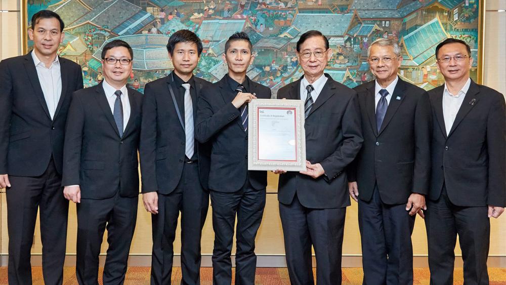 มั่นใจมั่นคง จิรายุตก์ สวัสดิ์ประเสริฐ มอบใบรับรองมาตรฐาน Information Security Management System-ISO/IEC 27001:2013 ด้านการรักษาความมั่นคงปลอดภัยของข้อมูลสารสนเทศ ให้แก่ อภิรักษ์ ไทพัฒนกุล ซีอีโอไทยประกันชีวิต ที่อาคารไทยประกันชีวิต สำนักงานใหญ่ วันก่อน.