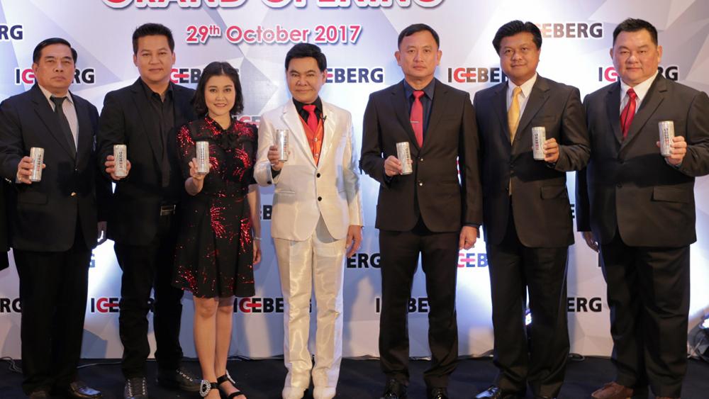 ดื่มสบาย ศรเทพศรทอง กองทองมณีโรจน์ และ สลิลาพร กองทองมณีโรจน์ เปิดตัว “ไอซ์เบิร์ก เอเนอร์จี้ดริงค์” เครื่องดื่มชูกำลังพร้อมส่วนผสมจากสมุนไพร โดยมี พล.อ.รอด เสรียง และ พล.อ.ภาณุวัชร นาควงษม์ มาร่วมงานด้วย ที่โรงแรมจูเลียนา กรุงพนมเปญ ประเทศกัมพูชา วันก่อน.
