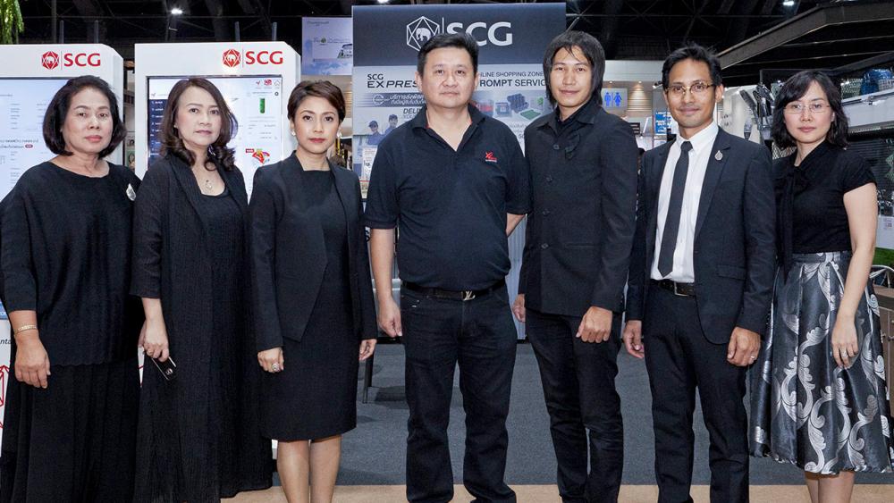 ลดจริง สรัญ เอื้อตระกูล จัดโปรโมชั่นสุดคุ้มจาก SCG Family พร้อมส่วนลดสินค้าราคาพิเศษสารพัดรายการส่งท้ายปี ในงานบ้านและสวนแฟร์ 2017 โดยมี ระริน อุทกะพันธุ์ ปัญจรุ่งโรจน์, พรกฤษณ เกษมสุวรรณ และ น้ำทิพย์ เงินแย้ม มาร่วมงานด้วย ที่อิมแพ็ค เมืองทองธานี วันก่อน.