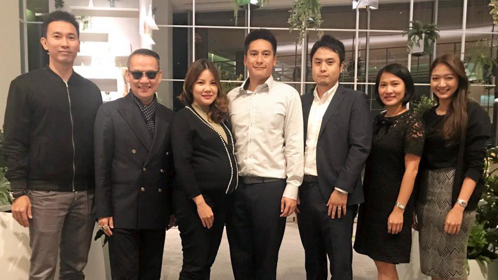 ไปเที่ยวเซนได กณพ เชาว์วิศิษฐ และ อิชิฮาระ ซาโตรุ จัดการประชุมความคืบหน้าโครงการพัฒนา ความร่วมมือธุรกิจการท่องเที่ยวเมืองเซนได ประเทศญี่ปุ่น โดยมี สมบัษร ถิระสาโรช, ลักขณา เชาว์วิศิษฐ และ ณัฏฐณิชา สังขะทรัพย์ มาร่วมประชุมด้วย ที่โอเพ่น เฮาส์ เซ็นทรัล เอ็มบาสซี วันก่อน.
