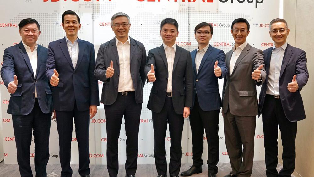 ลุยต่อไป ทศ จิราธิวัฒน์ และ ริชาร์ด หลิว แถลงข่าวการร่วมทุนด้านอีคอมเมิร์ซระหว่างประเทศไทยและจีน เพื่อสร้างอีคอมเมิร์ซแพลตฟอร์มใหม่ในชื่อ JD.co.th โดยมี พิชัย จิราธิวัฒน์, ญนน์ โภคทรัพย์ และ วินเซนต์ หยาง มาร่วมงานด้วย ที่โรงแรมพาร์ค ไฮแอท วันก่อน.