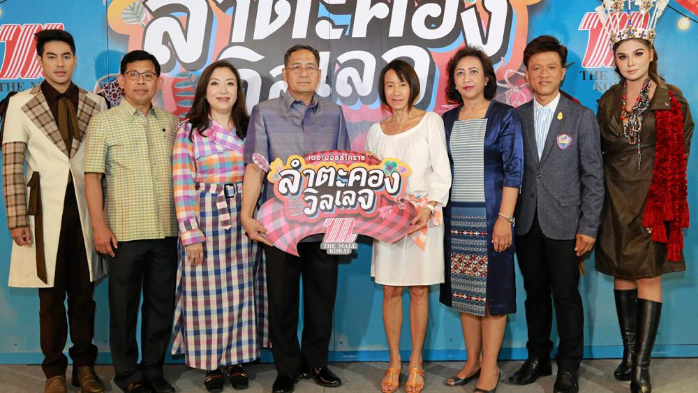 เพลิน มุรธาธีร์ รักชาติเจริญ และ ศุภลักษณ์ อัมพุช เปิดงาน “เดอะมอลล์โคราช ลำตะคองวิลเลจ” ช็อป-ชิมและชิวกับร้านค้าร้านอาหาร โดยมี ณัฏฐินี จันทรโณทัย, วรลักษณ์ ตุลาภรณ์ และ กิติพงศ์ พงศ์สุรเวท มาร่วมงานด้วย ที่บริเวณลำตะคอง เดอะมอลล์ โคราช วันก่อน.