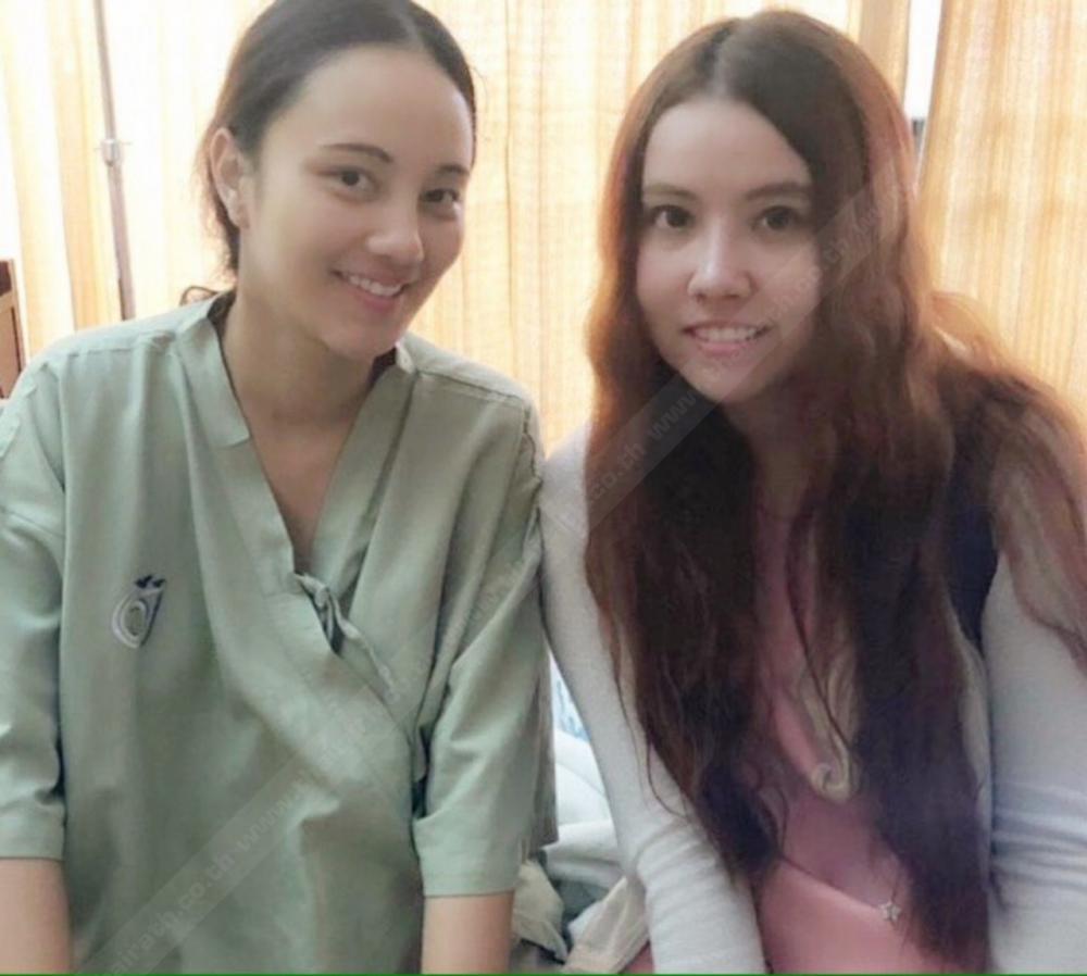 กับน้องสาว แจกัน