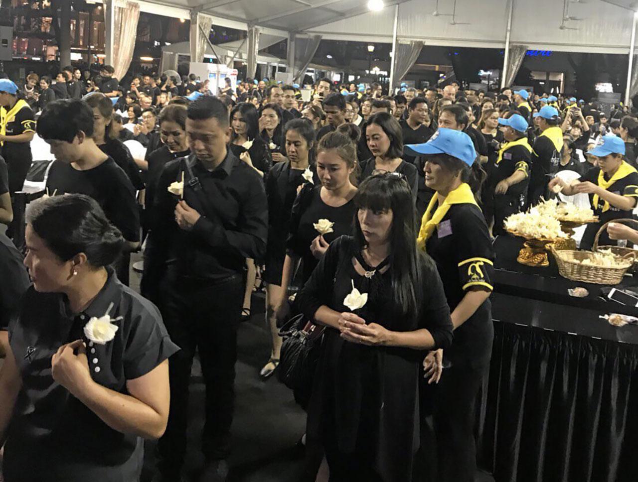 ชาวไทยในสิงคโปร์ กว่า 7,500 คน น้อมรำลึกในพระมหากรุณาธิคุณ เข้าร่วมถวายดอกไม้จันทน์ ในพระราชพิธีถวายพระเพลิง พระบรมศพ พระเจ้าอยู่หัว รัชกาลที่ 9 ซึ่ง ธงชัย ชาสวัสดิ์ ออท. ณ สิงคโปร์ จัดขึ้นที่สถานทูต.