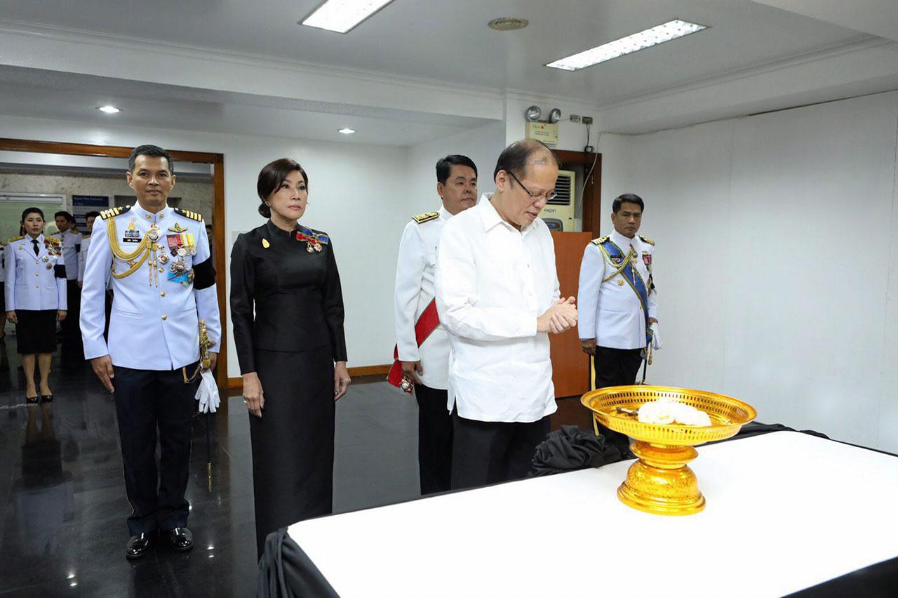 เบกิโน เอส. อะคิโนที่ 3 อดีตประธานาธิบดีฟิลิปปินส์ มาร่วมถวายดอกไม้จันทน์ในพระราชพิธีถวายพระเพลิงพระบรมศพ โดยมี ธนาธิป  อุปัติศฤงค์ ออท. ณ กรุงมะนิลา และ มนต์ทิพย์ ภริยา ร่วมพิธี ที่สถานทูต.