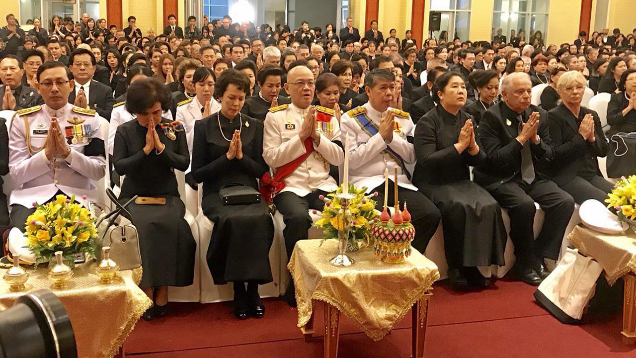 วีรชัย พลาศรัย ออท.ผู้แทนถาวรไทยประจำสหประชาชาติ และ นิพนธ์ เพ็ชรพรประภาส  กสญ. ณ นครนิวยอร์ก ร่วมจัดพิธีถวายพระเพลิงพระบรมศพ พระเจ้าอยู่หัว รัชกาลที่ 9 ที่วัดนวมินทราชูทิศ เฉลิมพระเกียรติ บอสตัน.