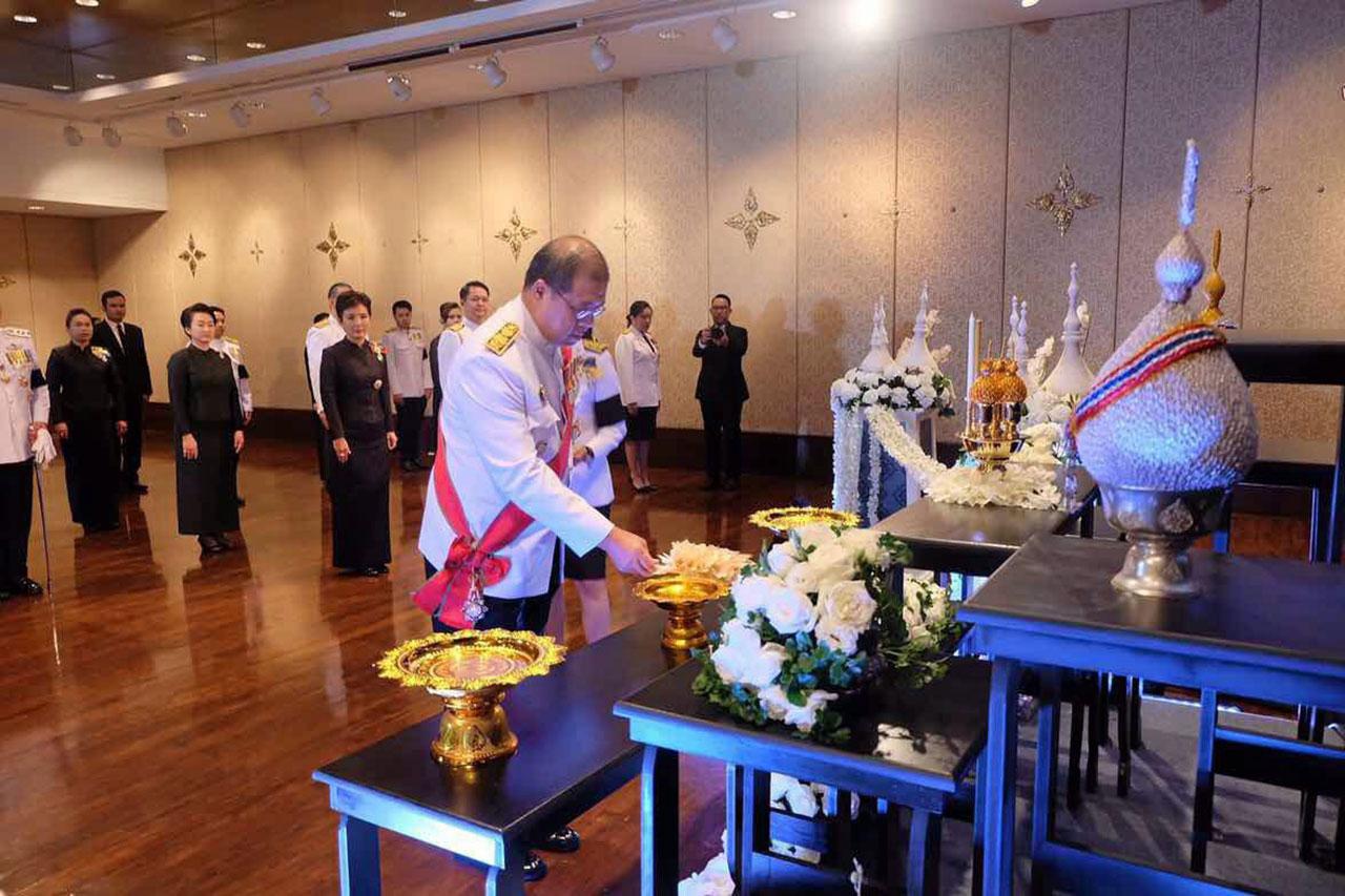 จักร บุญหลง ออท. ณ กรุงย่างกุ้ง ประเทศเมียนมา นำข้าราชการและชาวไทยในกรุงย่างกุ้งและเมืองใกล้เคียง ถวายดอกไม้จันทน์ในพระราชพิธีถวายพระเพลิงพระบรมศพ พระเจ้าอยู่หัว รัชกาลที่ 9 ที่สถานทูต.