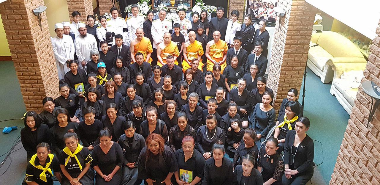 ไพสิฐ บุญปาลิต อุปทูต ณ กรุงพริทอเรีย ประเทศแอฟริกาใต้ พร้อมข้าราชการและชาวไทยร่วมพิธีถวายดอกไม้จันทน์ในพระราชพิธีถวายพระเพลิงพระบรมศพ พระเจ้าอยู่หัว รัชกาลที่ 9 ที่บริเวณสถานทูต.