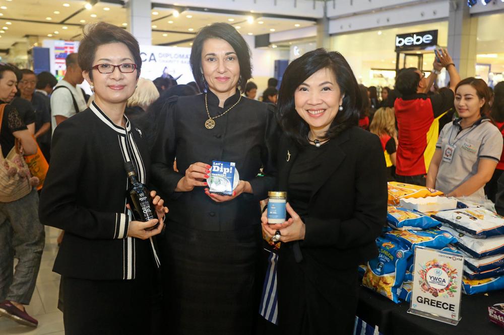 มาดามชุงวา โอ, มาดามกาลินา มัทซูคาโทวา และ สุพัตรา จิราธิวัฒน์ แนะนำผลิตภัณฑ์ในงานออกร้าน นานาชาติ.