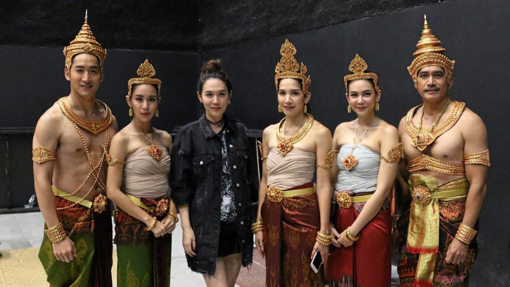 น่าดูน่าชม เมย์–ปทิดา กำเนิดพลอย นำทีมฟิตติ้ง อวดความเป๊ะ ละครฟอร์มยักษ์ “ซิ่นลายหงส์” ทางช่อง 8 มีนักแสดง วันชนะ สวัสดี, นุสบา ปุณณกันต์, ไนกี้-นิธิดล ป้อมสุวรรณ, ภัครมัย โปตระนันท์, ใบเตย-สุธีวัน ทวีสิน, ขนมจีน-กุลมาศ ลิมปวุฒิวรานนท์ ฯลฯ ที่ออฟฟิศไททัน วันก่อน.