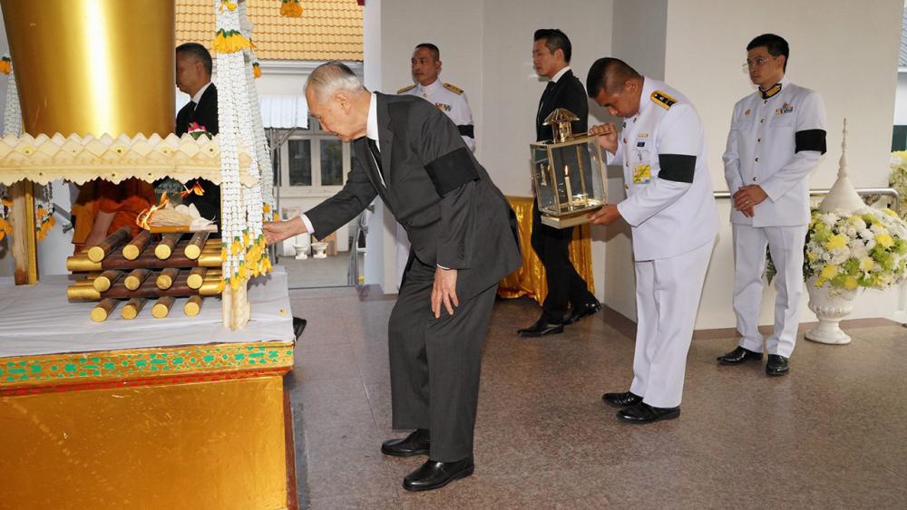 ปลายทางชีวิต อานันท์ ปันยารชุน อดีตนายกรัฐมนตรี เป็นประธานในพิธีพระราชทานเพลิงศพ เพียรศักดิ์ ซอโสตถิกุล บิดาของ ระวิดา ซอโสตถิกุล, อนิศา ซอโสตถิกุล, ศณา ซอโสตถิกุล, ปิยะ ซอโสตถิกุล และ ไรรมย์ ซอโสตถิกุล ที่วัดธาตุทอง ถ.สุขุมวิท เย็นวันก่อน.