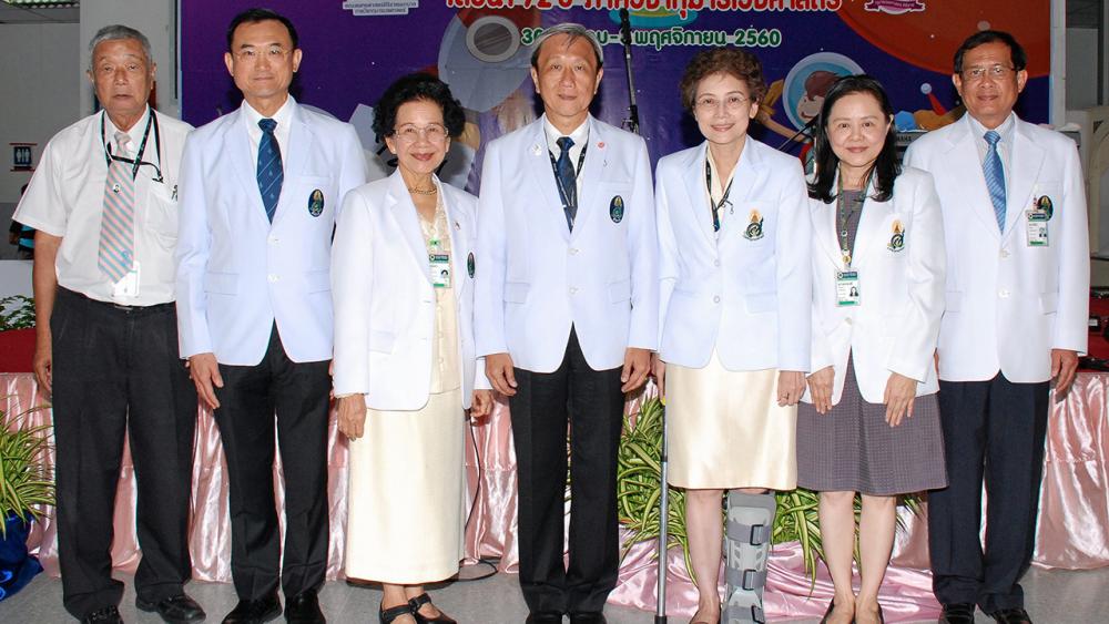 เจ็ดสิบสอง ศ.ดร.นพ.ประสิทธิ์ วัฒนาภา เปิดนิทรรศการ “72 ปี กุมารเวชศาสตร์ศิริราช” เพื่อเสริมสร้างความรู้ในการดูแลสุขภาพ จัดถึง 3 พ.ย. โดยมี ศ.พญ.จารุพิมพ์ สูงสว่าง, ศ.นพ.อภิชาติ อัศว มงคลกุล, ศ.พญ.ชนิกา ตู้จินดา และ ศ.ดร.นพ.สรรใจ แสงวิเชียร มาร่วมงานด้วย ที่ รพ.ศิริราช.