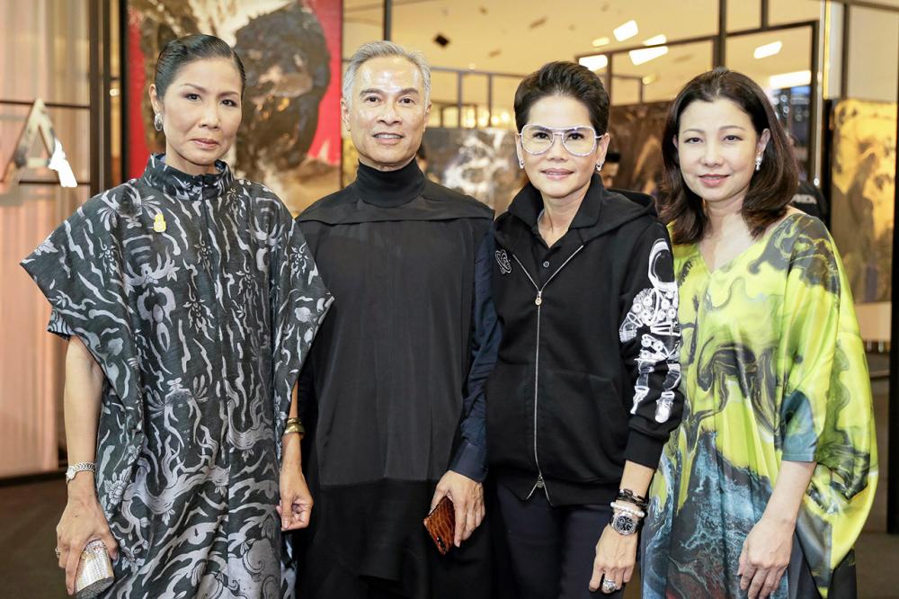 กอบกาญจน์ วัฒนวรางกูร, ม.ล.ปิยาภัสร์ ภิรมย์ภักดี และชฎาทิพ จูตระกูล แฟนคลับเหนียวแน่นของ นคร สัมพันธารักษ์.