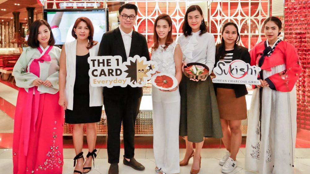 หม่ำเพลิน องอาจ สุขเลิศกมล และ รัตนวรรณ จิรวราพันธ์ จัดงาน The 1 Card X Sukishi Exclusive Campaign สำหรับสมาชิกเดอะ วัน คาร์ด รับประทานอาหารรับฟรีเนื้อหมูหมักสไตล์เกาหลี จัดถึง 30 พ.ย. โดยมี ศศิเพ็ญ จันทร์ศรี มาร่วมงานด้วย ที่ร้านซูกิชิ เซ็นทรัลเวิลด์ วันก่อน.