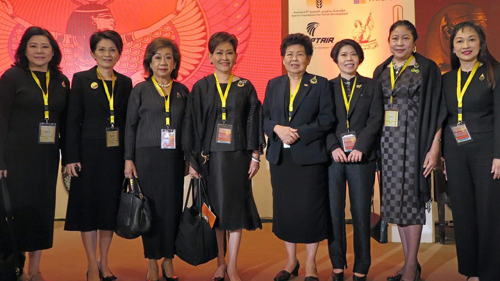 ประชุม คุณหญิงณัฐิกา วัธนเวคิน อังอุบลกุล นำคณะกรรมการและสมาชิกสมาคมสตรีนักธุรกิจและวิชาชีพ เดินทางไปประชุมใหญ่ที่กรุงไคโร ประเทศอียิปต์ โดยมี จรรย์สมร วัธนเวคิน, สร้อย เพชร เรศานนท์ และ ฐิตินันท์ วัธนเวคิน มาร่วมประชุมด้วย ที่โรงแรมมีน่า เฮ้าส์ กรุงไคโร วันก่อน.