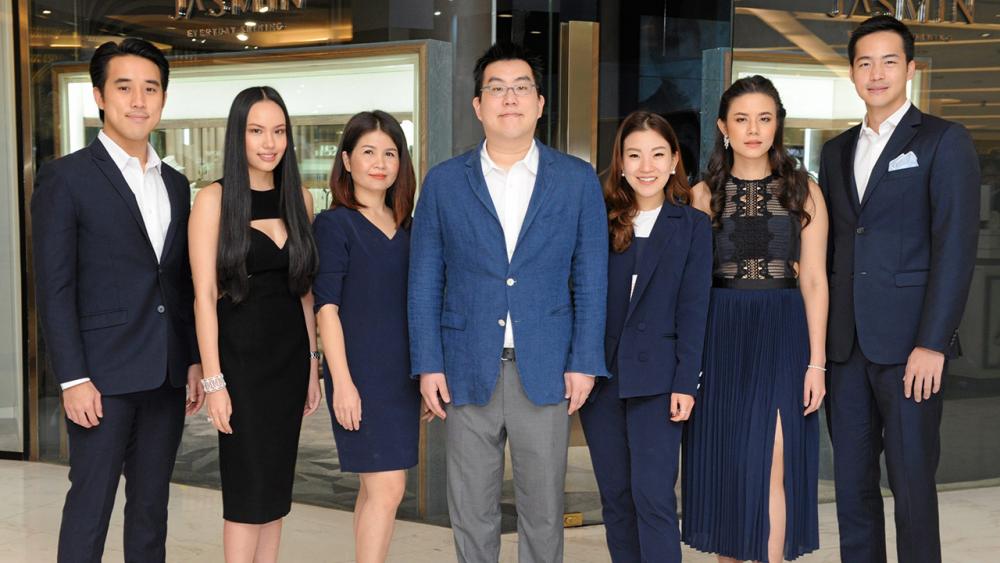 ตามใจลูกค้า โสภาพรรณ ทรัพย์มณีอนันต์ เปิดตัว “คัสตอม เมดจิวเวลรี่” จากแบรนด์ JASMIN เครื่องประดับที่สามารถสร้างสรรค์ได้ตามสไตล์และความต้องการเฉพาะของแต่ละบุคคล โดยมี พีชนา เอกชัย และ แพรพรรณ ธรรมวัฒนะ มาร่วมงานด้วย ที่ดิ เอ็มโพเรียม วันก่อน.