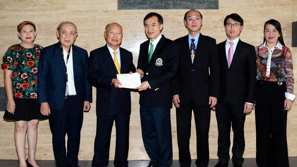 เพื่อการศึกษา เชาวริทธิ์ ตันติวงษากิจ ประธาน กก.บริษัท สหกรุงทอง เทรดดิ้ง มอบเงินจำนวน 100,000 บาท ให้แก่ สราวุธ วัชรพล เพื่อสมทบทุนมูลนิธิไทยรัฐ โดยมี ยุทธพล ตันติวงษากิจ, คม สัจจวโรดม และ สมชาย กรุสวนสมบัติ มาร่วมในพิธีด้วย ที่สำนักงาน นสพ.ไทยรัฐ วันก่อน.