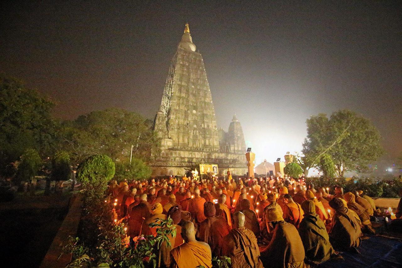 พระธรรมโพธิวงศ์ (วีรยุทฺโธ) หัวหน้าพระธรรมทูตสายอินเดีย-เนปาล และเจ้าอาวาส วัดไทยพุทธคยา เมืองคยา รัฐพิหาร ประเทศอินเดีย เป็นประธานในพิธีสวดมนต์ข้ามปีพิธียิ่งใหญ่ บนดินแดนพุทธภูมิ ที่บริเวณลานใต้ต้นพระศรีมหาโพธิ์ มหาเจดีย์พุทธคยา สังเวชนียสถานแห่งการตรัสรู้ของ สมเด็จพระสัมมาสัมพุทธเจ้า มีพระภิกษุสงฆ์และพุทธศาสนิกชนร่วมพิธีเนืองแน่น.
