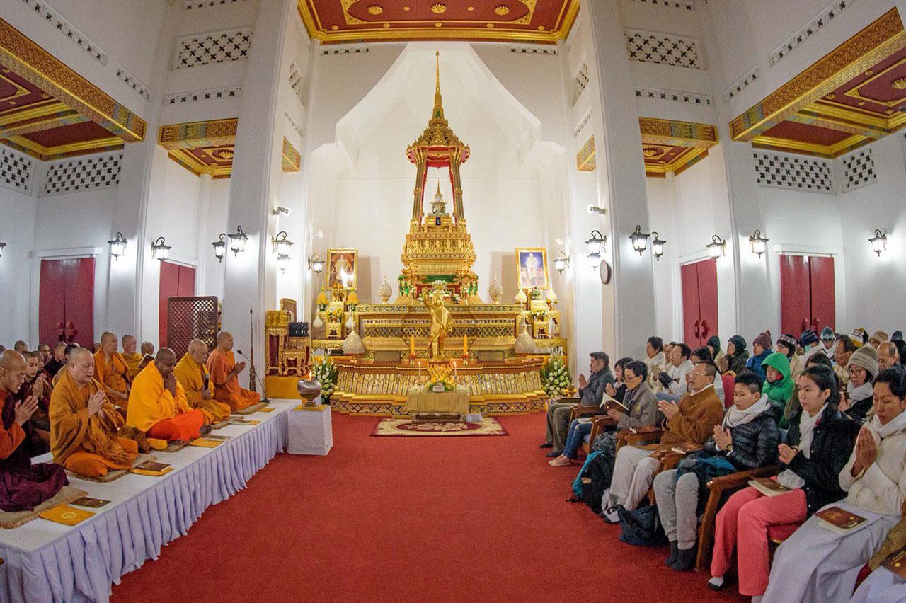 พระศรีโพธิวิเทศ (สุพจน์) เจ้าอาวาส วัดไทยลุมพินีวัน ประเทศเนปาล เป็นประธานในพิธีสวดมนต์ข้ามปี ร่วมกับชาวไทยที่ไปร่วมแสวงบุญ ภายในพระอุโบสถหลังใหม่ ถือเป็นการประกอบพิธีทางศาสนาอย่างเป็นทางการครั้งแรก.
