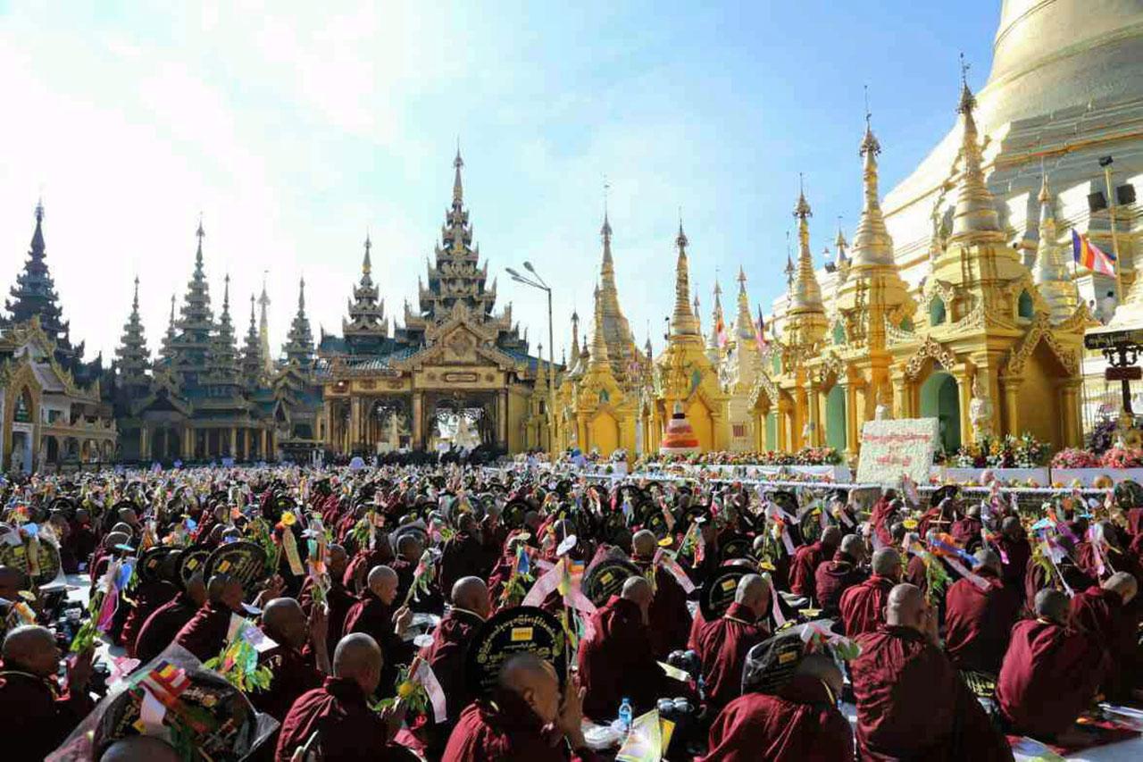 พระภิกษุสงฆ์ประเทศเมียนมานับแสนรูป ร่วมพิธีสวดมนต์ข้ามปียิ่งใหญ่ครั้งแรกในเมียนมา ที่ บริเวณมหาเจดีย์ชเวดากอง นครย่างกุ้ง.