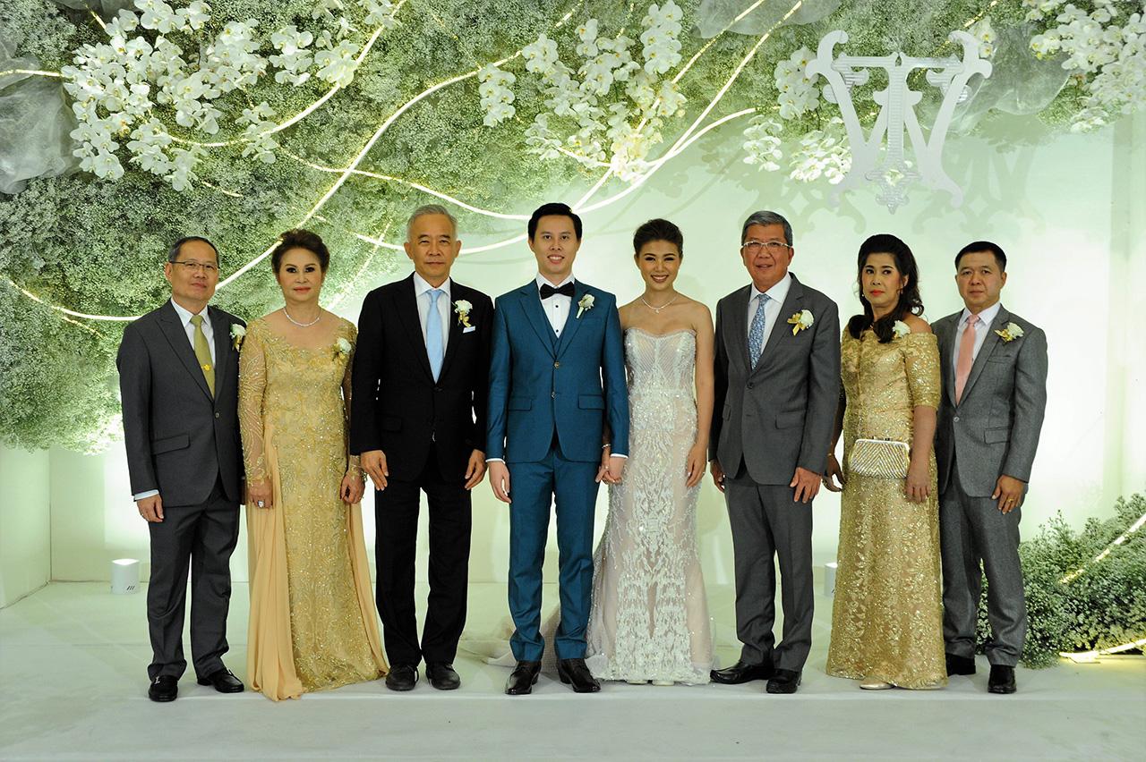 วันวิวาห์ สุวัจน์ ลิปตพัลลภ อดีตรองนายกรัฐมนตรี เป็นประธานในงานวิวาห์ระหว่าง วชิราพร ภู่งาม บุตรี วันชัย ภู่งาม-ลัดดาพร สาพิพัฒน์ กับ ธนบดี บุตร โอฬาร-ฉวีวรรณ ศักยโรจน์กุล ท่ามกลางความปลื้มปีติของผู้มาร่วมอวยพร ที่โรงแรมดิ แอทธินี โฮเทล แบงค็อก วันก่อน.