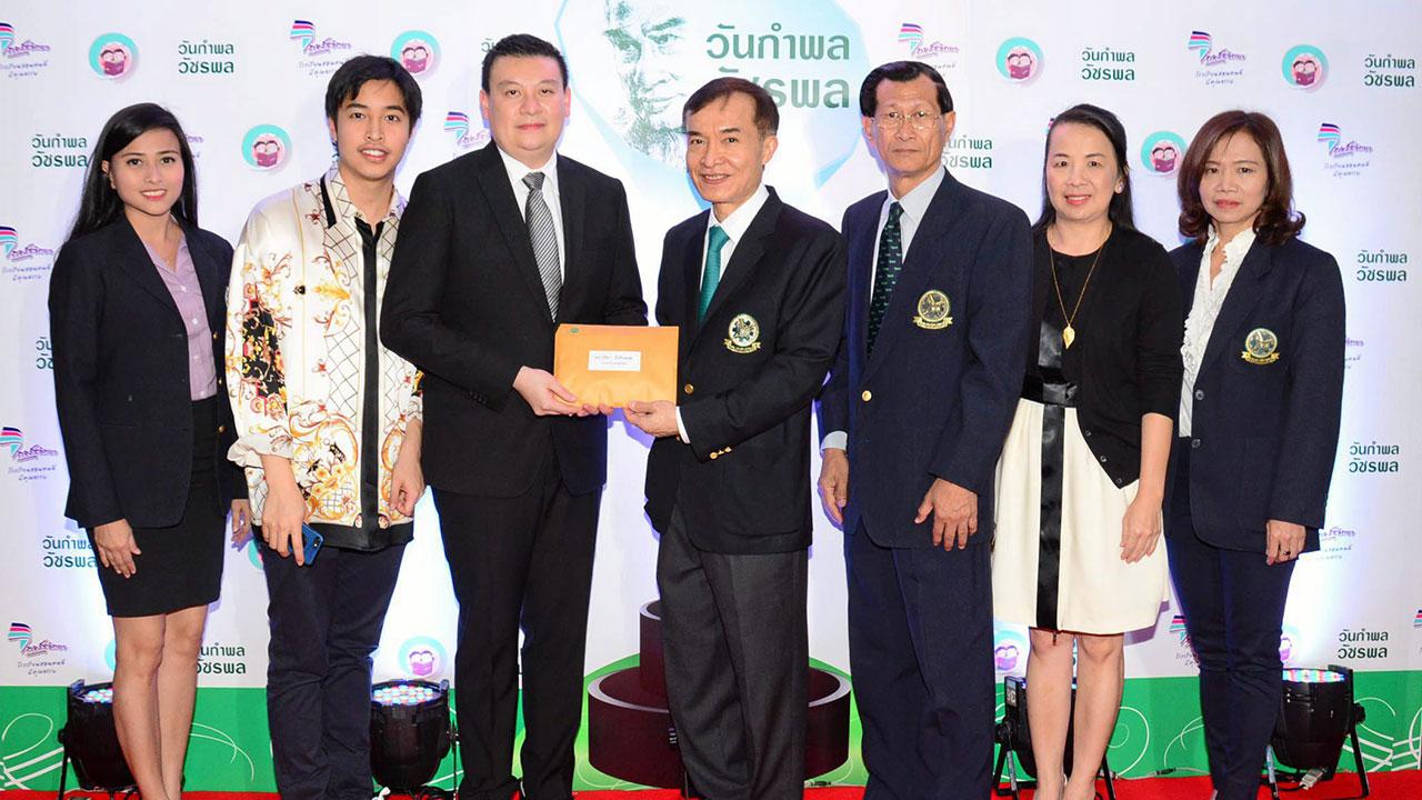 เพื่อการศึกษา ปัญญา ถิรกิจพงศ์ กก.บห.โรงแรมดิ เอมเมอรัลด์ มอบเงินจำนวน 200,000 บาท ให้แก่ สราวุธ วัชรพล เพื่อสมทบทุนมูลนิธิไทยรัฐ โดยมี ดำฤทธิ์ วิริยะกุล, ไพลิน ศิริพัฒน์, ธิดาวรรณ กุลหะสิต และ สราลัญ วัชรพล มาร่วมในพิธีด้วย ที่สำนักงาน นสพ.ไทยรัฐ วันก่อน.