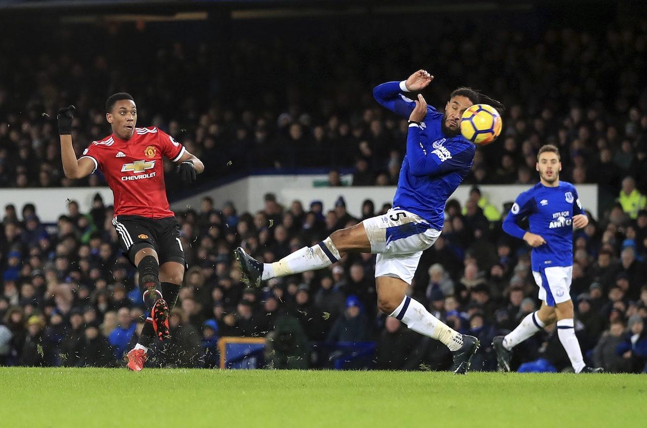 อองโตนี มาร์เชียล ปั่นโค้งๆให้ผีแดงออกนำไปก่อน 1-0