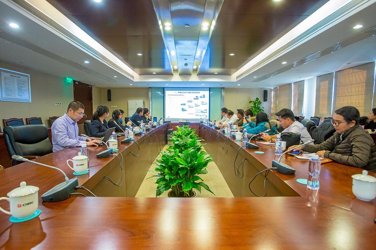 คณะสื่อมวลชนไทยเข้าฟังบรรยายสรุปเรื่องการสร้างรถไฟความเร็วสูง และเทคโนโลยีทันสมัยที่นำมาใช้ ที่บริษัท ซีอาร์อาร์ซี กรุงปักกิ่ง.