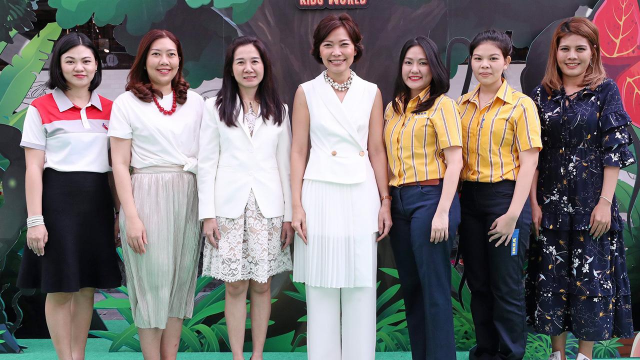วันเด็ก สิรินฉัตร แสงศรี จัดงานเปิดกิจกรรม เมกา คิดส์ เวิลด์ 2018 : เจอร์นี่ ทู เดอะ จังเกิ้ล ไขปริศนา ป่ามหัศจรรย์ ต้อนรับวันเด็กแห่งชาติ โดยมี รักษพร ธีรอนุปัญ, ปรานันท์สร คงเจริญศรีศิริ และ ศิรินทร์ อาศน์ศิลารัตน์ มาร่วมงานด้วย ที่ศูนย์การค้าเมกา บางนา วันก่อน.