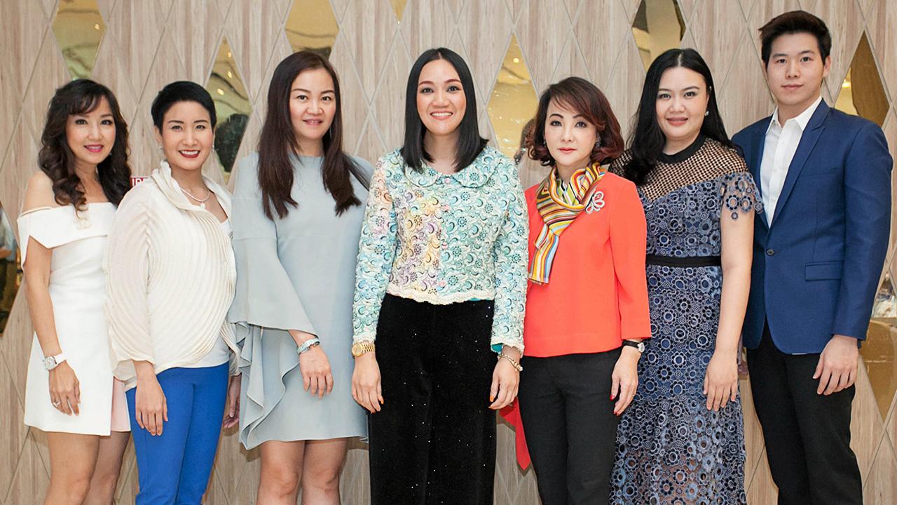 ไปซื้อได้ เบญจวรรณ ไทรงาม, ดร.อุษณีย์ มหากิจศิริ ลีโอณีโอ และ พรเพ็ญ ศิลปะสมัย มาร่วมแสดงความยินดีแก่ ปรียามล ธนวิสุทธิ์ ในโอกาสนำผลิตภัณฑ์ “Dr.C Truth Whitening” เจลทำความสะอาดฟันเพื่อฟันสวยเข้าวางจำหน่าย ที่คิง เพาเวอร์ ศรีวารี คอมเพล็กซ์ วันก่อน.