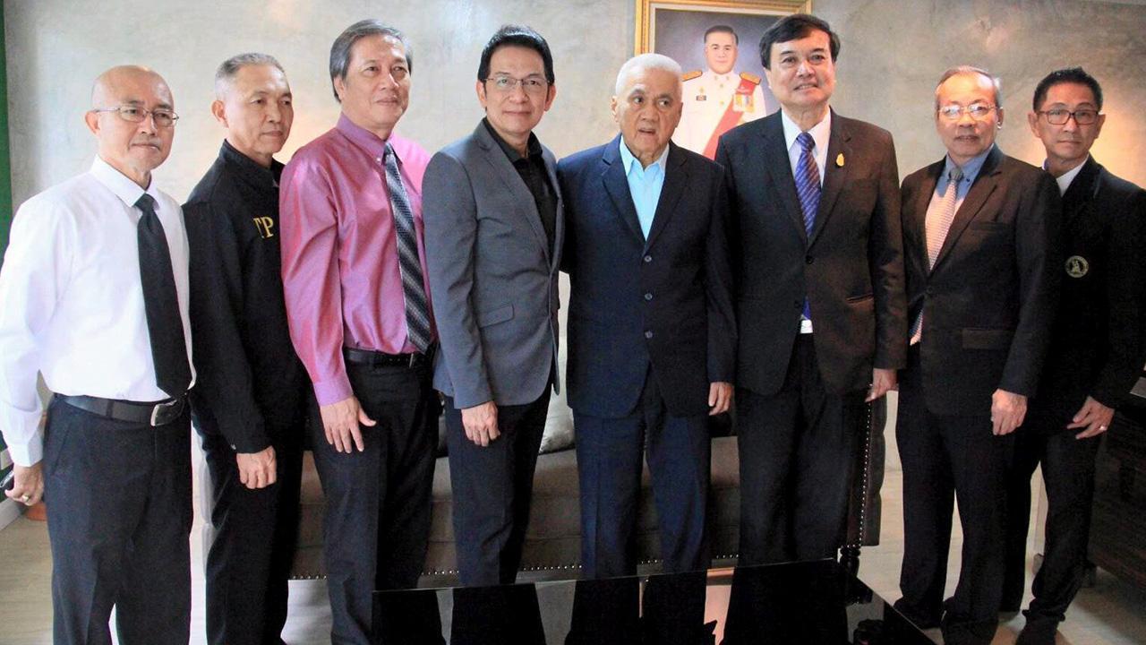 สวัสดีปีใหม่ นรินท์พงศ์ จินาภักดิ์ นายกสมาคมทนายความ, ดร.ถวัลย์ รุยาพร, กำธร บุณยะกุล, ธงชัย พรเศรษฐ์ และ พงศ์พันธ์ เทสสิริ พร้อมด้วยคณะสมาชิกสมาคม เข้าเยี่ยมคารวะ ดร.คำนวณ ชโลปถัมภ์ เนื่องในโอกาสวันขึ้นปีใหม่ 2561 ที่บ้านพัก ย่านงามวงศ์วาน วันก่อน.
