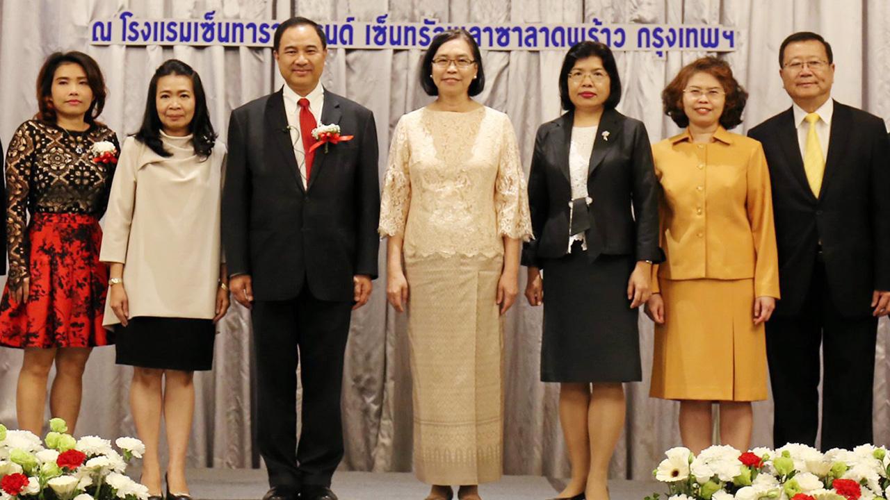 มีโอกาส ชุติมา บุณยประภัศร รมช.พาณิชย์ เปิดงานสัมมนา “โอกาสทางการค้าของไทยบนเส้นทางสายไหม : ผ่าน FTA อาเซียน-จีน และอาเซียน-ฮ่องกง” โดยมี กลินท์ สารสิน, บุณิกา แจ่มใส และ เก็จพิรุณ เกาะสุวรรณ์ มาร่วมงานด้วย ที่โรงแรมเซ็นทาราแกรนด์ ลาดพร้าว วันก่อน.